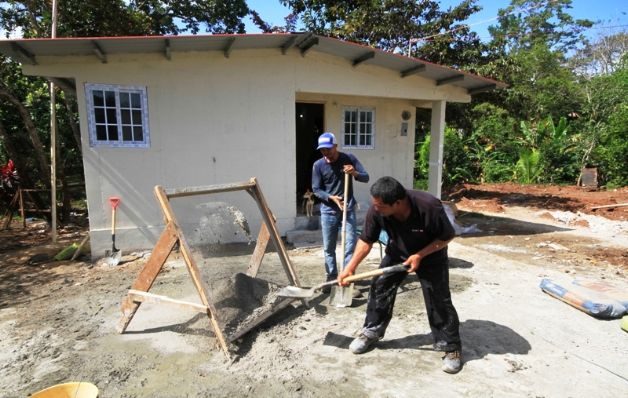 Gobierno promete más viviendas en medio de críticas a proyectos