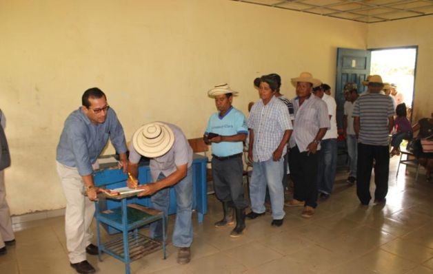 Residentes de poblados de El Viguí firman solicitud