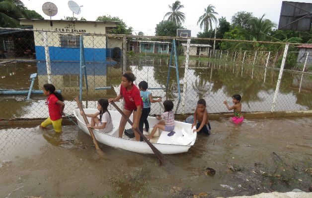 Las calles y aceras en el sector de El Salado, en Aguadulce, provincia de Coclé, quedaron borradas debido al fuerte oleaje que se generó en esta región del centro del país.  / Elena Valdez