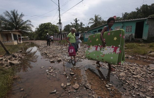 Personas de la tercera edad en Puerto Caimito tuvieron que abandonar sus casas.  / Edwin González 