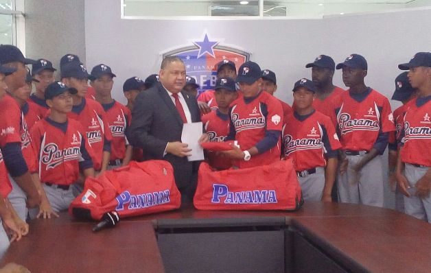 Ayer, el presidente de la Federación Panameña de Béisbol, Benicio Robinson, le entregó a Ponce el pabellón.  / Karol Elizabeth  Lara