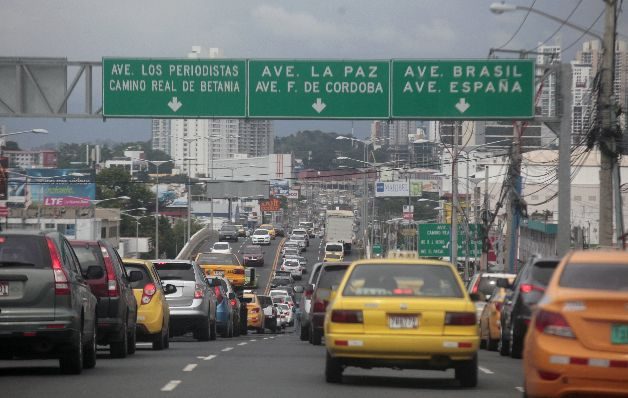 El tráfico vehicular en la Transístmica, a la altura del McDonald's, no ha logrado mejorarse con el viaducto que se construyó.  / Edwin González