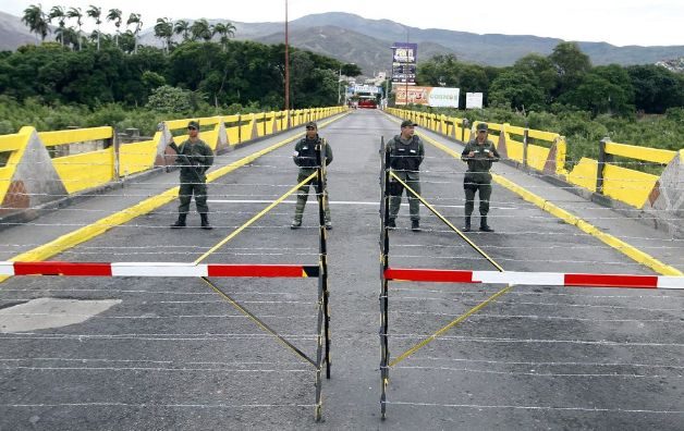 Nicolás Maduro ordenó el cierre del principal paso hacia Colombia desde las ciudades de San Antonio y Ureña de Táchira.  / EFE