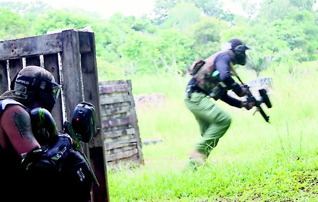 Existen diversas modalidades para jugar paintball en Panamá.   / Cortesía