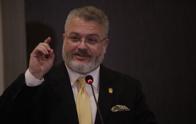  El ministro Henríquez hizo el anuncio sobre el nuevo pabellón.  / Archivo