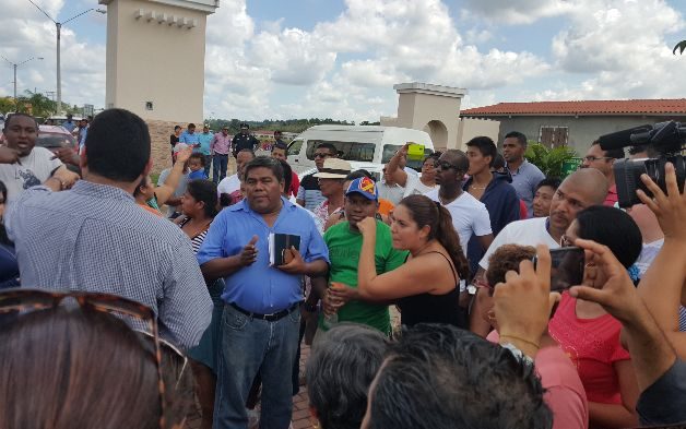 Momentos en que los residentes de El Corotú discutían con el diputado Gabriel Soto por las obras.  / Raimundo Rivera 