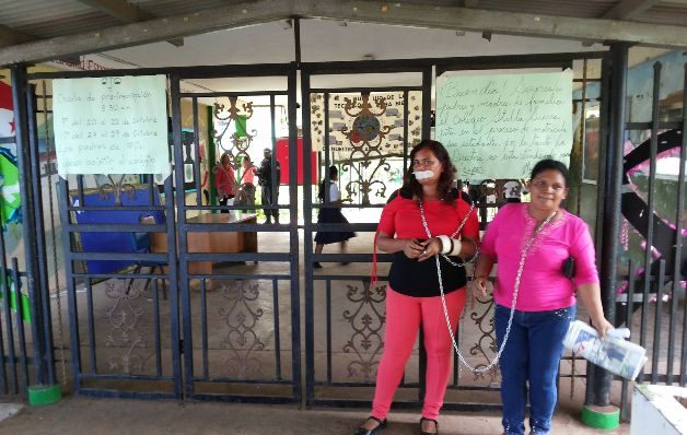 Además procedieron a colocarse cinta adhesiva en la boca.  / Raimundo Rivera 