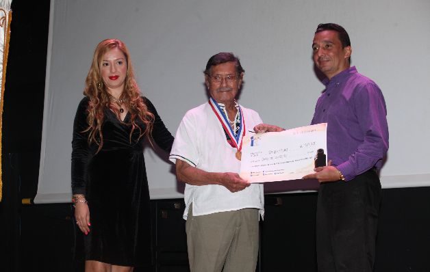 Después de años alejado de la literatura, Enrique Chuez se llevó el premio en la categoría de novela por "La mansión de Drácula".  / Marly Domínguez