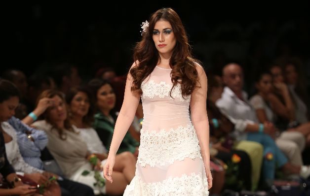 Giosue Cozzarelli: Se veía radiante en la pasarela con un vestido (con vuelo medio) totalmente trabajado a mano. Detalles, a la perfección.