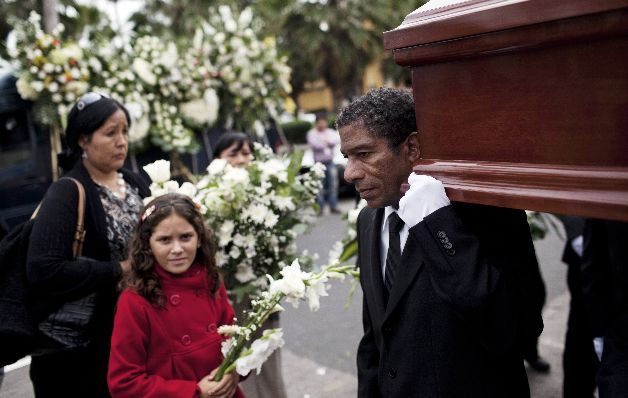 Existe un instinto innato por proteger a los hijos de cualquier experiencia dolorosa, pero la muerte forma parte de la vida. 