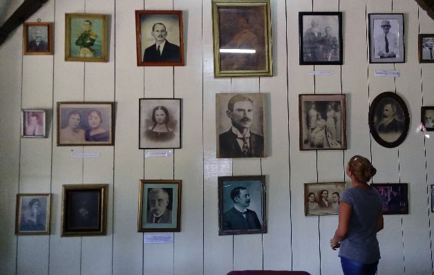 Casa Gallegos, donde se muestran fotografías de personajes ilustres de la provincia de Chiriquí.  / José Vásquez