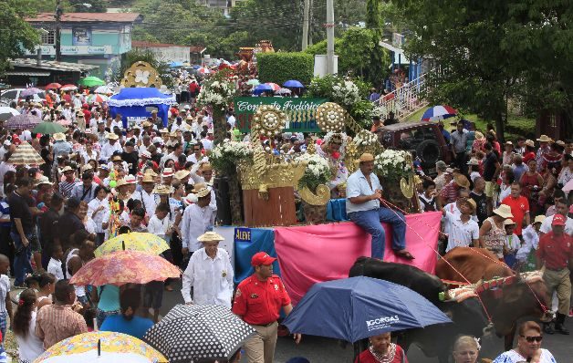 En San Miguelito, los actos empezaron también con retraso.  / Víctor Arosemena
