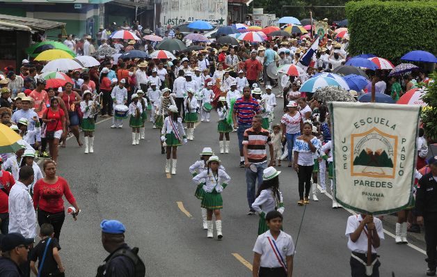 La escuela José Pablo Paredes, de Pedregal, abrió el desfile.  / Víctor Arosemena
