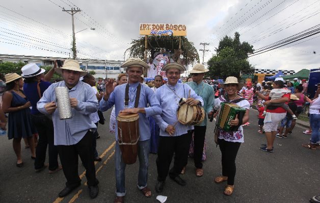 Tamboritos en las calles de Juan Díaz lucieron la celebración.  / Víctor Arosemena
