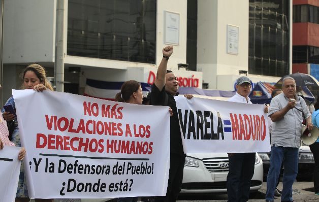 Miembros de CD protestaron frente a la Defensoría del Pueblo.  / Víctor Arosemena