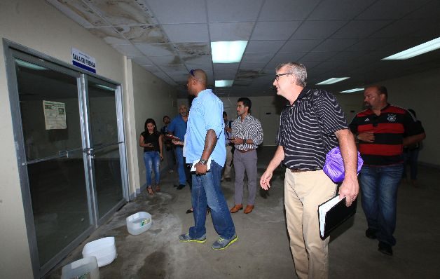 Goteras: En la entrada de la sala de prensa hay colocados algunos recipientes para evitar que el agua inunde el lugar.