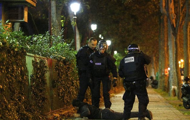 Policías revisan a un transeúnte, luego de los ataques. / EFE