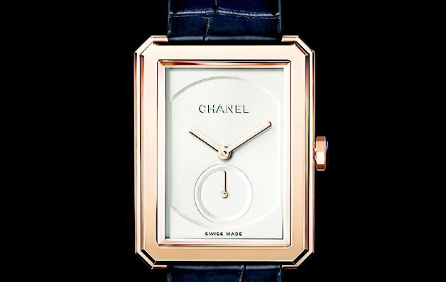 Chanel: El  Boyfriend te encantará. Su caja es de oro "beige" de 18 quilates, esfera opalina "guilloché". Además, viene con la fecha. Su pulsera en piel de "alligator" es negra.  / Cortesías