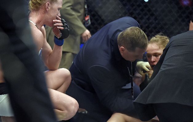 Holm mira con sorpresa el estado de Ronda.