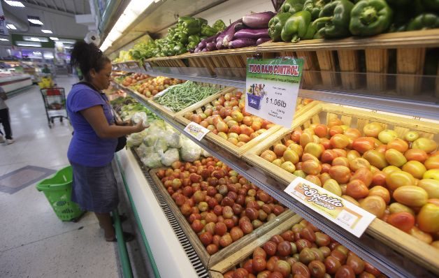 Los consumidores afirman que cada día aumentan más los precios de los productos no regulados.  / Archivo