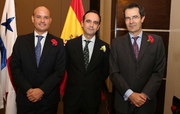 1. Alberto Santa María, Borja Morate y el embajador Ramón Santos.