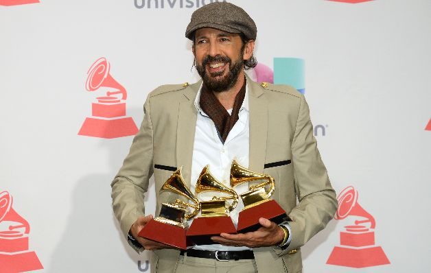 Trabajo: "Todo tiene su hora", de Juan Luis Guerra y los 4.40 se llevó el principal galardón de la velada, el de mejor álbum del año, que dedicó a su familia y a República Dominicana.