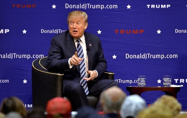 Trump toma distancia 