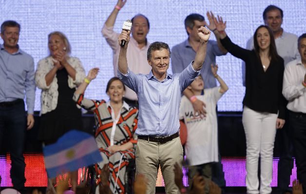 "Estoy acá porque ustedes lo han decidido", dijo Maurico Macri, visiblemente emocionado, ante las más de 7,000 personas que abarrotaronn el búnker de Cambiemos.