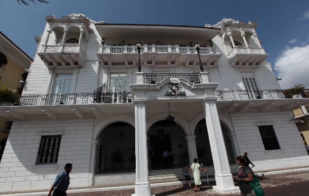 Actuales funcionarios que dieron su aprobación  para contratar a la estatal empresa Finmeccanica