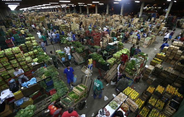 Subidas de impuestos y restricciones al crédito han influido en el consumo. / Efe