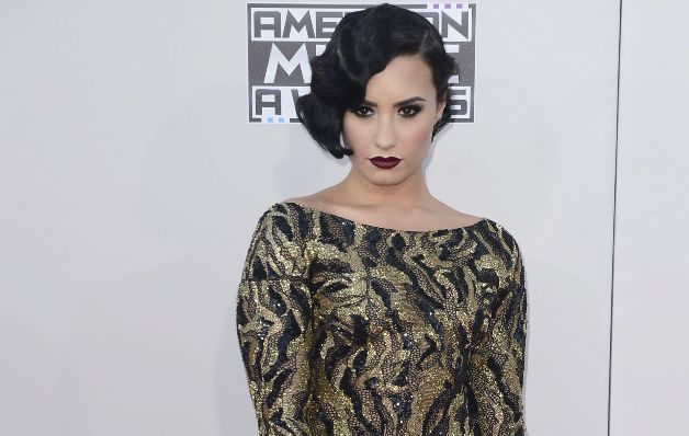 Demi Lovato - Su peinado retro y el maquillaje encantó, así como también su vestido de Lorena Sarbu, con escote barco y estampado de camuflaje. No hay dudas de que Demi se está reivindicando.