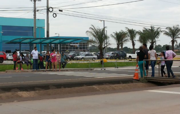 El cruce es muy peligroso.  /  Foto: José Adames