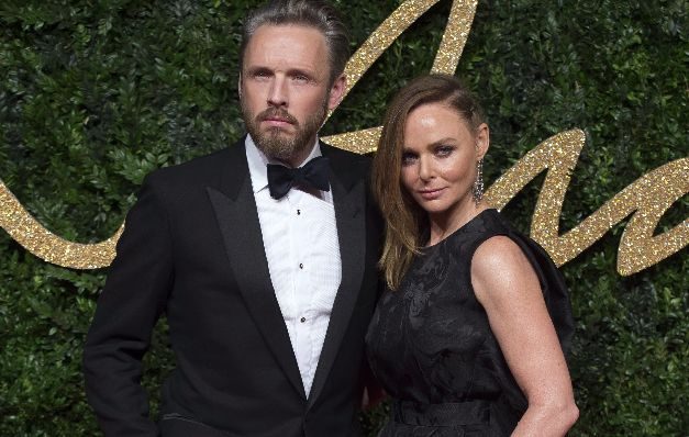 Stella McCartney - Acudió acompañada de su marido para recoger el premio en la categoría de marca con un vestido sobrio negro, acompañado de una "clutch".