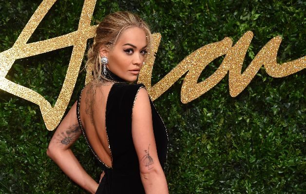 ¡De infarto! - Jourdan Dunn optó por el clásico binomio B&W, mientras que Rita Ora llevó una especie de "mono cowboy" con detalles en plateado. Espaldas afuera.