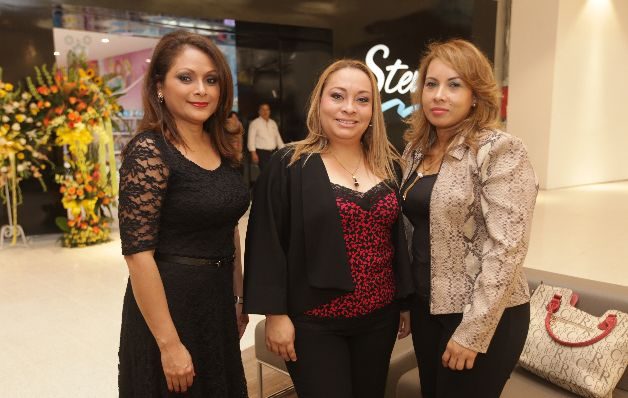 3. Militza Hernández, Lucila Martínez y Maribel de Martínez. 
