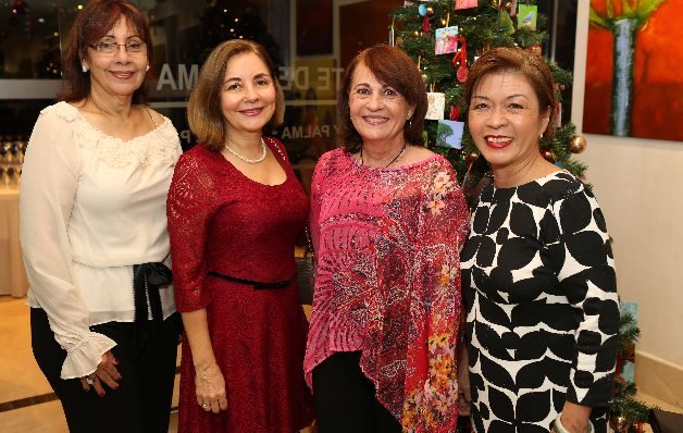 2. Gilda de Barrera, Marilú Puerta, Tillie Bellizzi y Karen Sun. 