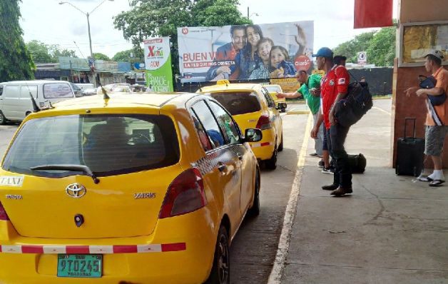 Los usuarios del transporte selectivo (taxis) siguen siendo afectados; mientras, esperan una  solución.  / Víctor Eliseo Rodríguez