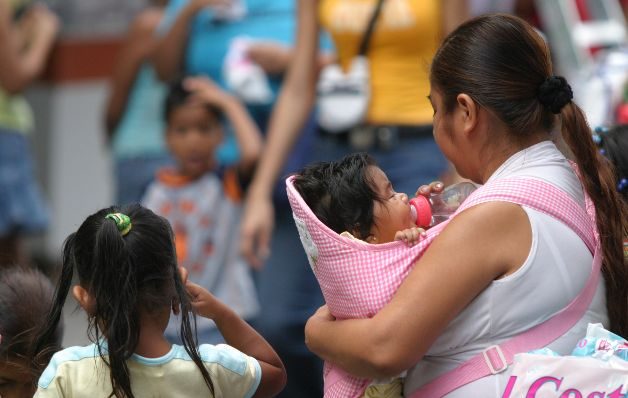 Cuidar de nuestros pequeños es la misión de toda madre.  / Archivo