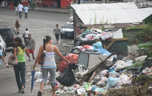 Grandes y pequeños, hombres y mujeres participan del problema de la basura en las áreas urbanas, haciendo mala disposición de los desechos, como muestra esta foto.  /  Archivo