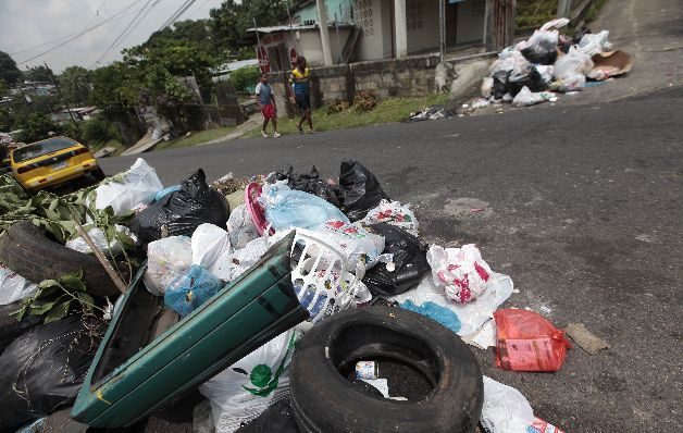   Residuos de chapistería y residenciales son parte de la basura.  /  Archivo
