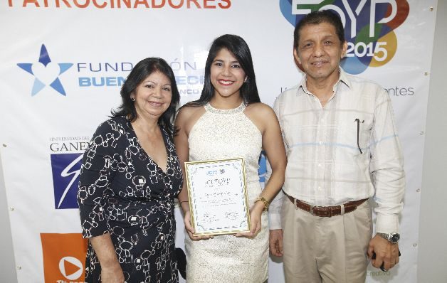 3. María Victoria Guerra de González, Edmavi González y Édgar González Pitty. 