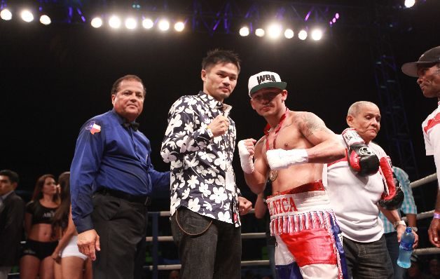 Kohei Kono (izq.) junto a Luis "El Nica" Concepción, luego de la pelea frente a Márquez.  / Anayansi Gamez