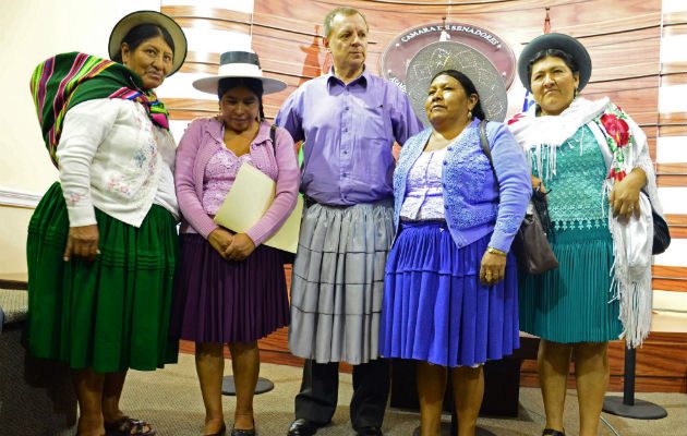 El presidente del Senado vestido de "cholita" (centro). Foto/ EFE