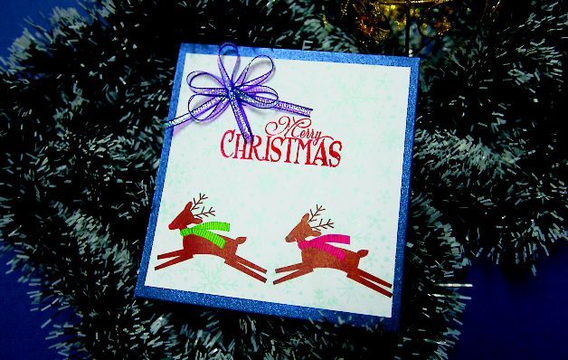 Nylaida González confecciona tarjetas navideñas.  / Alcides Rodríguez