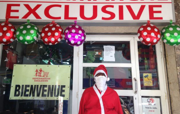 Mamadou Aliou Ba se viste de Santa Claus. Foto/ AP