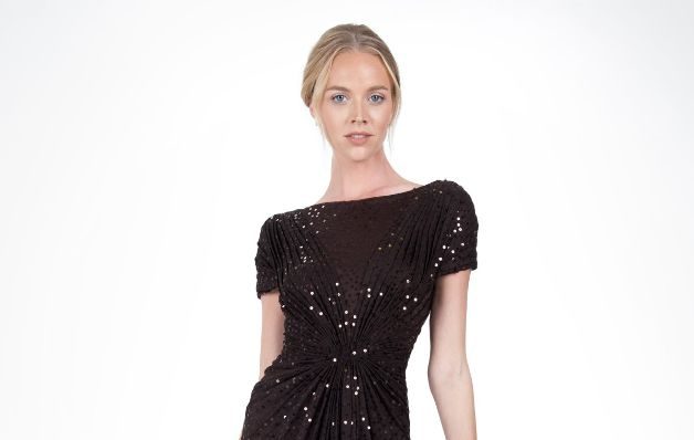 ’Black tie optional’ - Tienes la opción de usar algo ligeramente casual que de etiqueta regular. No se supone que saques tu vestido más glamuroso.