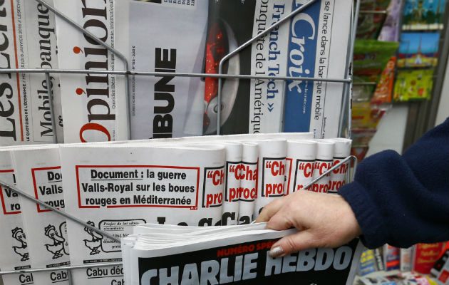 Venta del semanario satírico "Charlie Hebdo". Foto/ AP