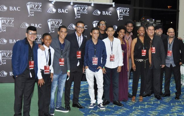 Músicos y becados participaron de la gala.  