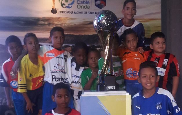 El tiempo del amiguismo terminó. El Clausura 2016 abre con un choque de dimensiones épicas entre los dos portares de las coronas del fútbol panameño. / Foto Víctor Bárcenas