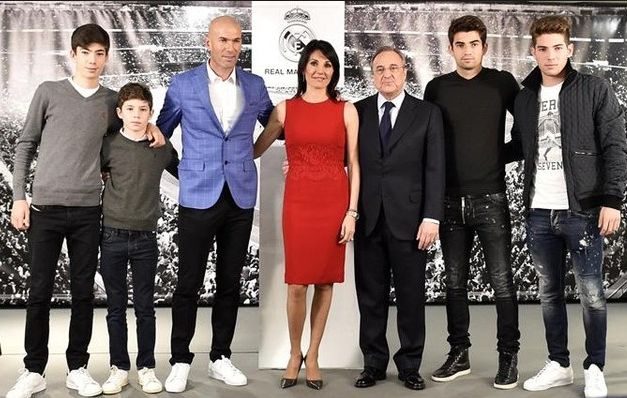 La familia Zidane junto a Florentino Pérez, presidente del Madrid.  / Cortesía